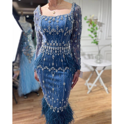 Vestido de noche midi de encaje azul con plumas de cristal de lujo